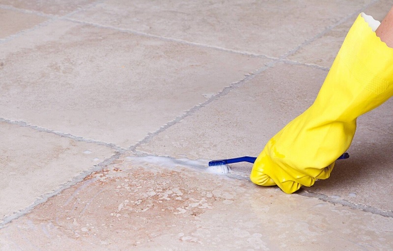Dùng dụng cụ để tẩy xi măng (Nguồn: Sưu tầm)