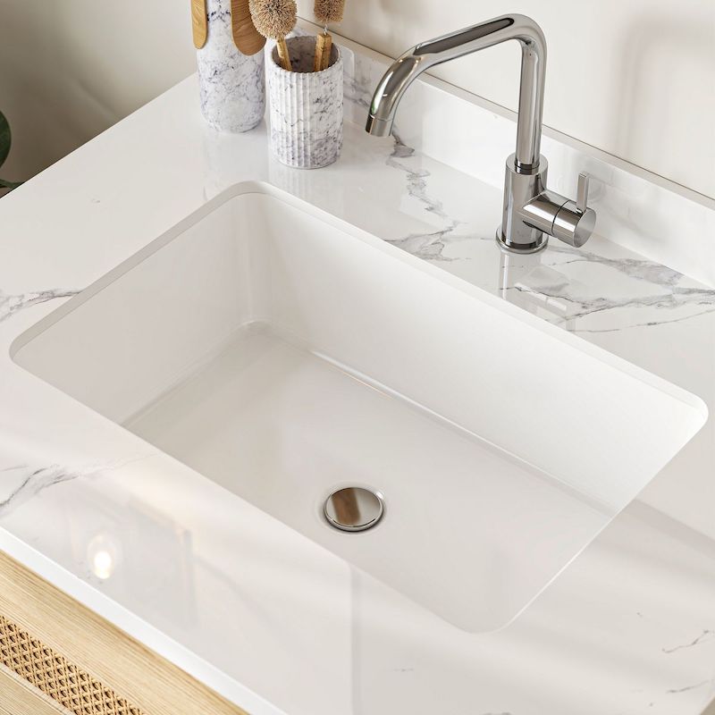 Mặt bàn đá trắng vân xám trở thành điểm nhấn sang trọng cho nhà vệ sinh (Nguồn: Sưu tầm)