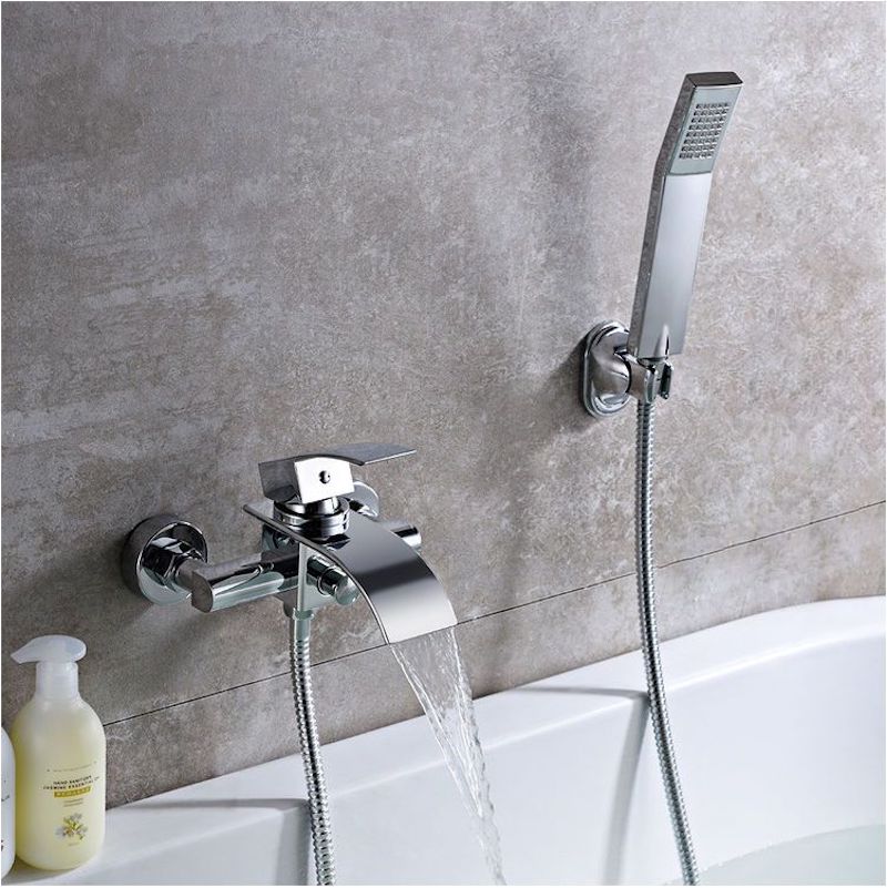 Vòi xả bồn tắm gắn tường cung cấp nước cho bồn tắm (Nguồn: Sưu tầm)
