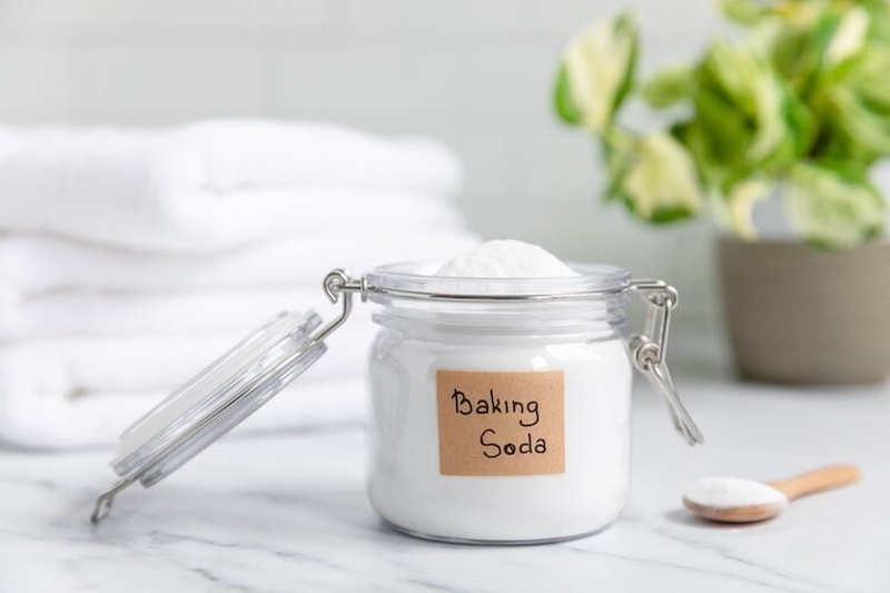 Làm sạch kính trong phòng tắm bằng baking soda (Nguồn: Sưu tầm)
