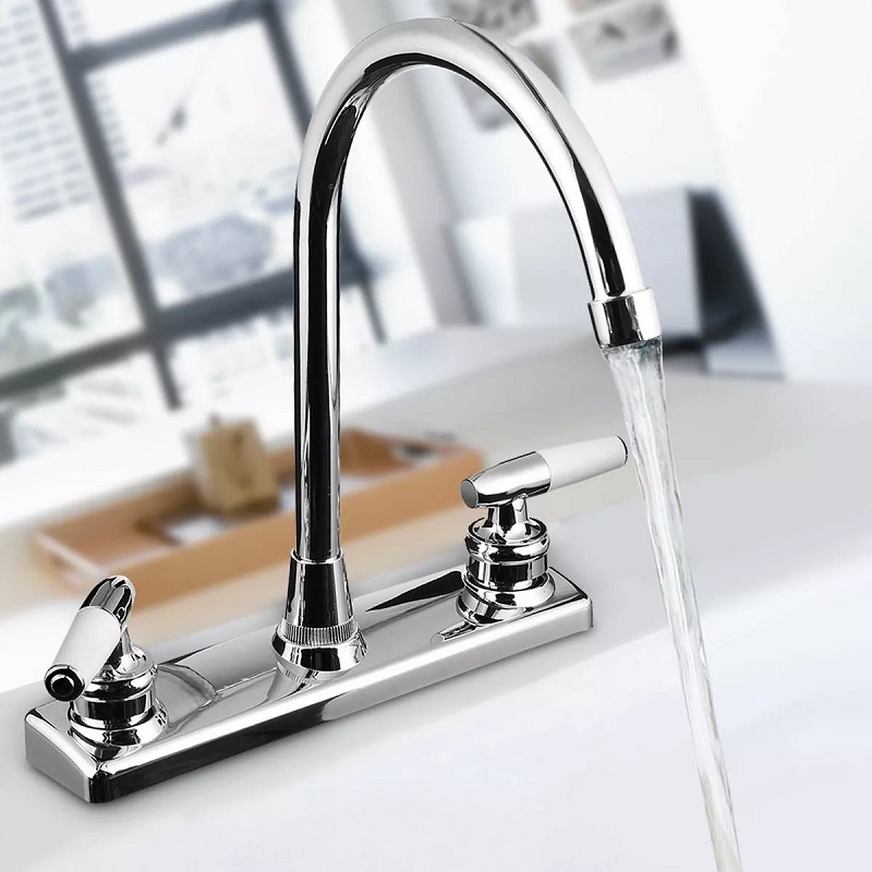 Vòi bếp nóng lạnh hiện nay được thiết kế với các loại vật liệu như inox, thép không gỉ,... vô cùng thẩm mỹ (Nguồn: Sưu tầm)